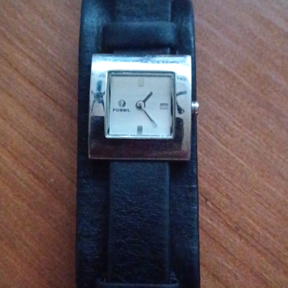 Fossil modern watch with leather band